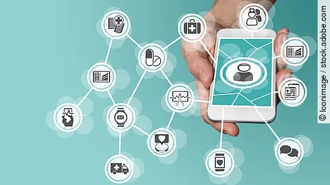 Digitalisierung Aus einem Smartphone kommt ein graphisches Netzwerk, das verschiedene Bereiche des Gesundheitswesens zeit: Medikamente, Krankenwagen, Pflege, Dokumente, Arztkoffer und weitere.