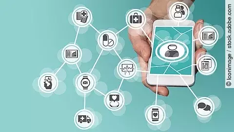 Aus einem Smartphone kommt ein graphisches Netzwerk, das verschiedene Bereiche des Gesundheitswesens zeit: Medikamente, Krankenwagen, Pflege, Dokumente, Arztkoffer und weitere.