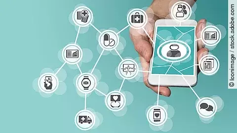 Aus einem Smartphone kommt ein graphisches Netzwerk, das verschiedene Bereiche des Gesundheitswesens zeit: Medikamente, Krankenwagen, Pflege, Dokumente, Arztkoffer und weitere.