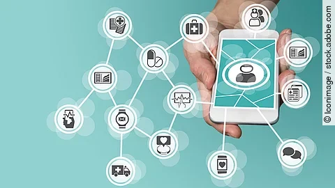 Aus einem Smartphone kommt ein graphisches Netzwerk, das verschiedene Bereiche des Gesundheitswesens zeit: Medikamente, Krankenwagen, Pflege, Dokumente, Arztkoffer und weitere.