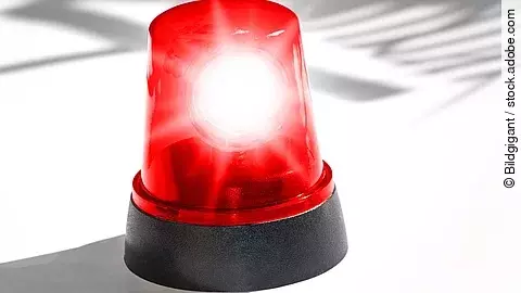 Alarm Eine rote Sirene vor weißem Hintergrund.