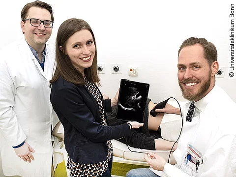 Bonner Medizinische Fakultät etabliert Ultraschallgerät für die Kitteltasche in der Lehre: (v. li.) Dr. Florian Recker, Doktorandin Elena Höhne und Privatdozent Dr. Valentin Schäfer zeigen wie das transportable Ultraschallsystem am Krankenbett eingesetzt werden kann.