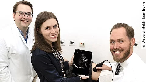Bonner Medizinische Fakultät etabliert Ultraschallgerät für die Kitteltasche in der Lehre: (v. li.) Dr. Florian Recker, Doktorandin Elena Höhne und Privatdozent Dr. Valentin Schäfer zeigen wie das transportable Ultraschallsystem am Krankenbett eingesetzt werden kann.