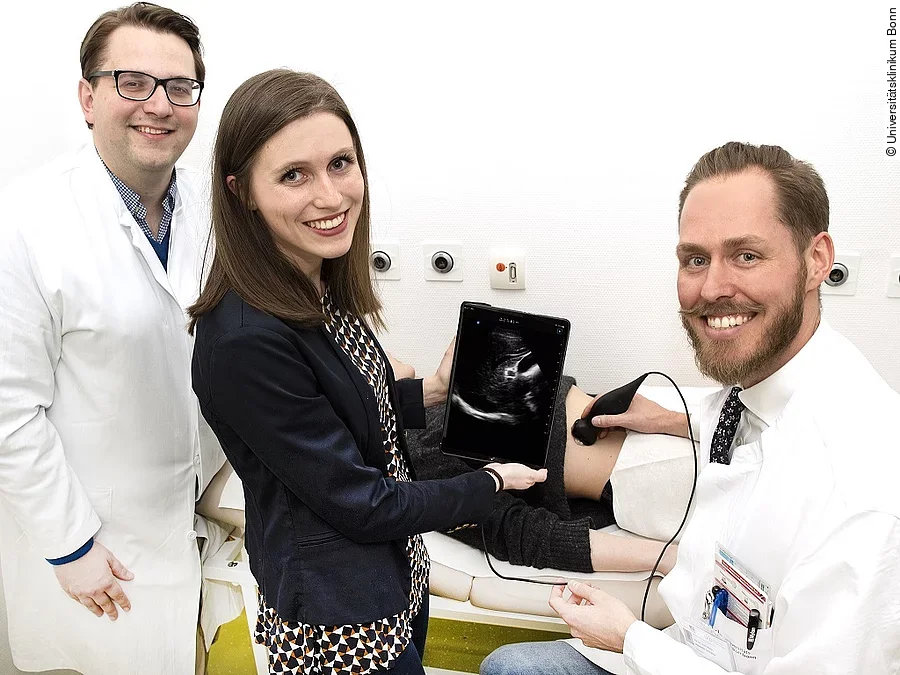 Bonner Medizinische Fakultät etabliert Ultraschallgerät für die Kitteltasche in der Lehre: (v. li.) Dr. Florian Recker, Doktorandin Elena Höhne und Privatdozent Dr. Valentin Schäfer zeigen wie das transportable Ultraschallsystem am Krankenbett eingesetzt werden kann.
