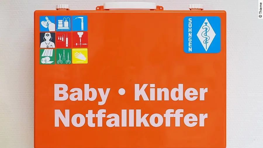 Orangefarbener Kinder- und Baby-Notfallkoffer mit Symbolen