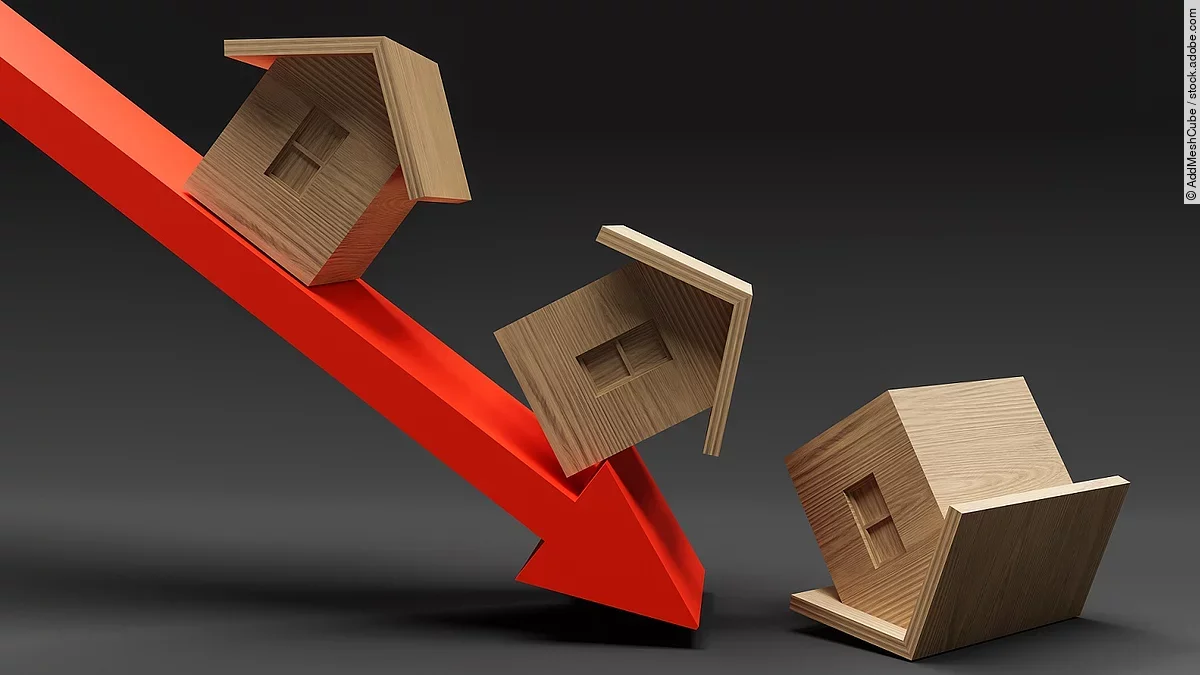 Krankenhaus-Krise Roter Pfeil nach unten auf dem Häuser herunterrutschen