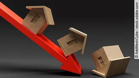 Roter Pfeil nach unten auf dem Häuser herunterrutschen