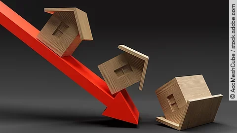 Krankenhaus-Krise Roter Pfeil nach unten auf dem Häuser herunterrutschen