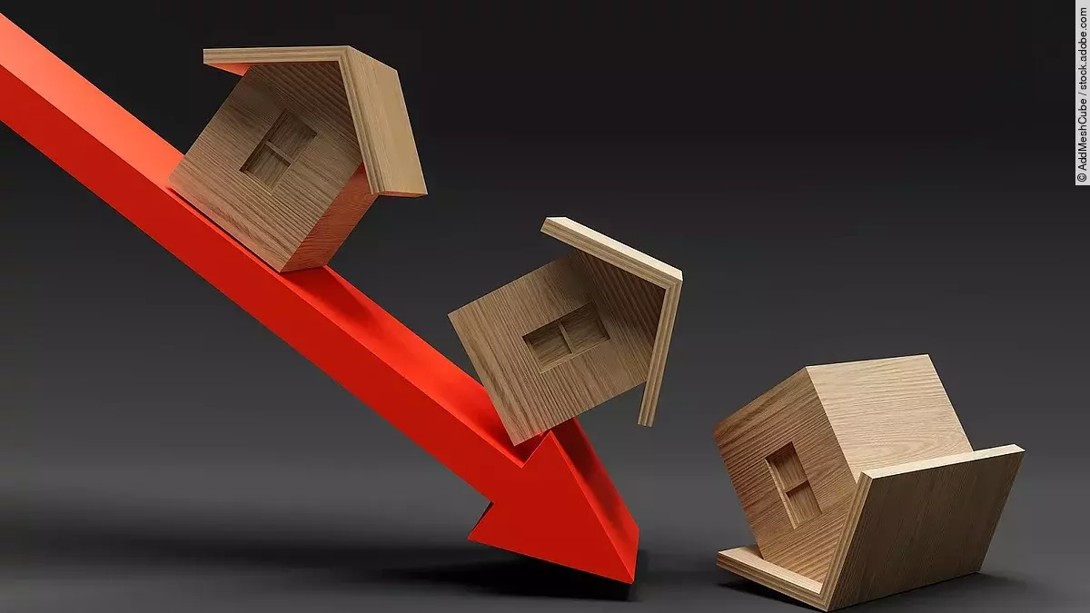 Roter Pfeil nach unten auf dem Häuser herunterrutschen