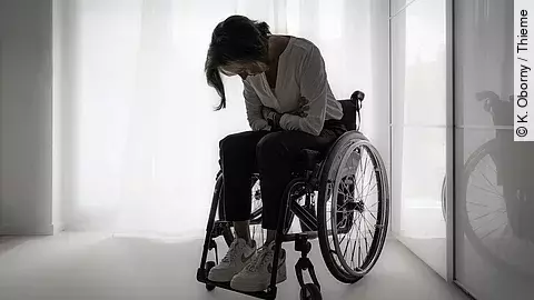 Frau im Rollstuhl