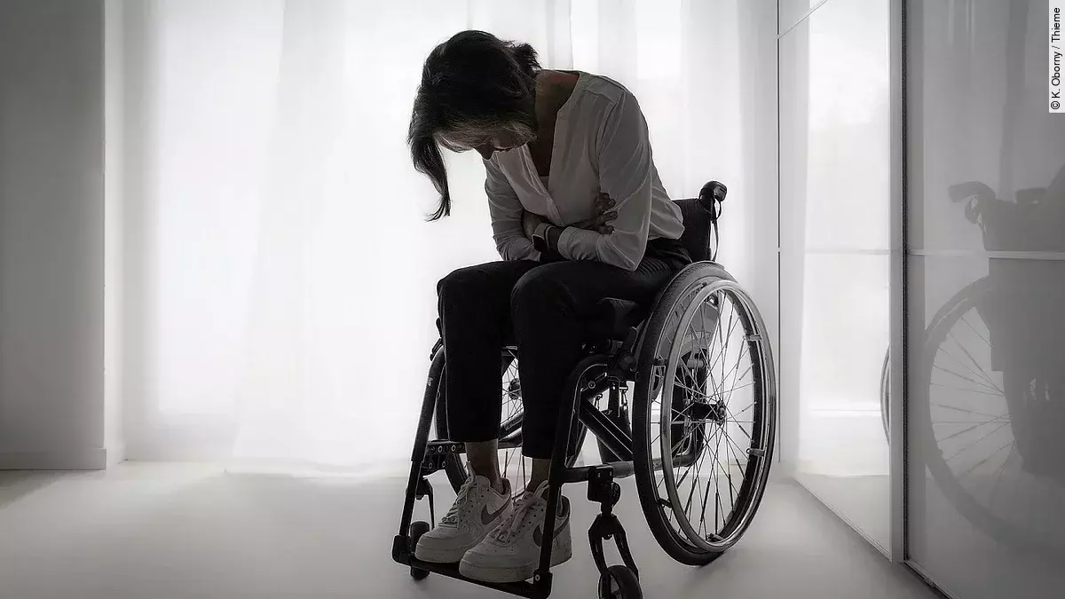 Frau im Rollstuhl Frau im Rollstuhl