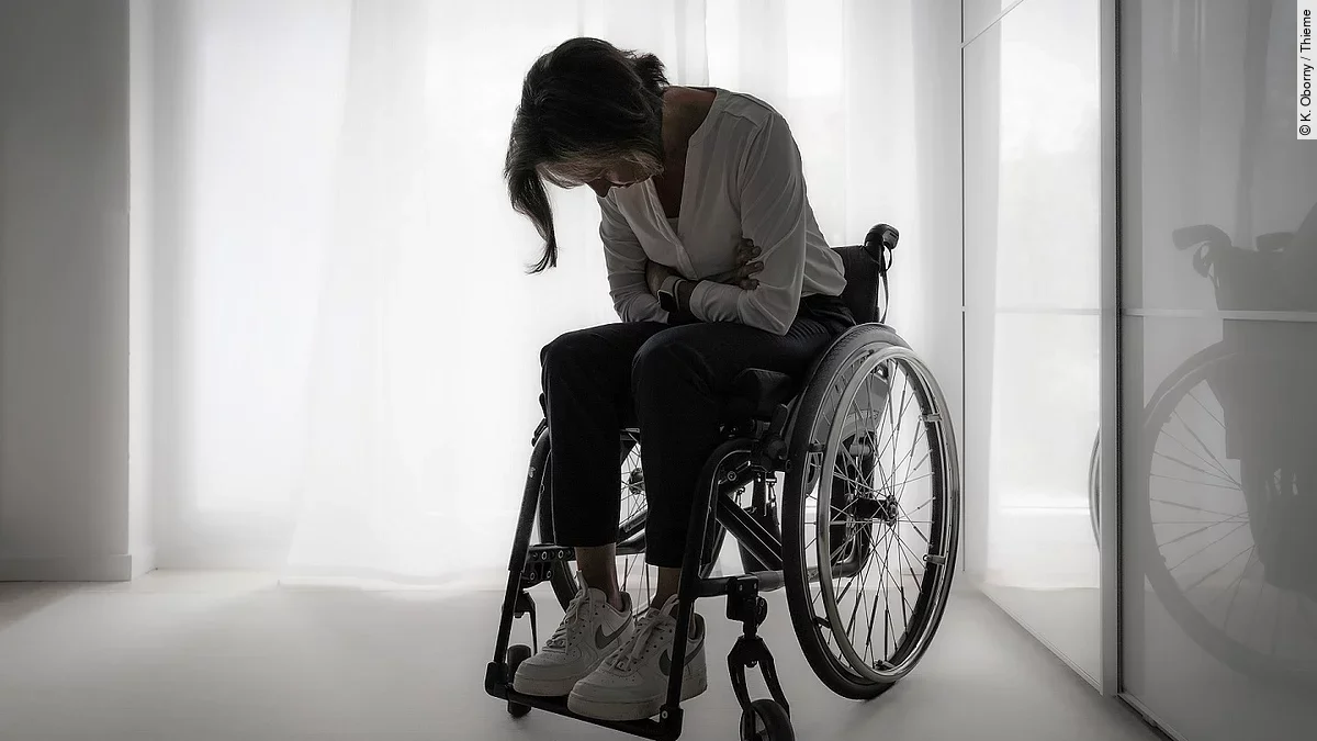 Frau im Rollstuhl