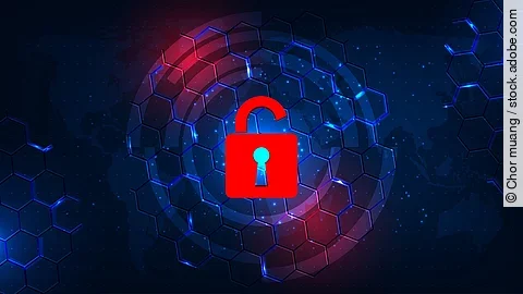 Ein geöffnetes Vorhängeschloss-Symbol erscheint in einem leuchtenden Rot vor einem dunkelblauen Hintergrund mit Waben-Muster.