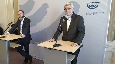 Tim Streckel (l.) und Hans-Ulrich Schmidt, Übergangsgeschäftsführer des Bergmann-Klinikums