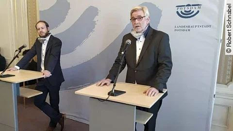 Tim Streckel (l.) und Hans-Ulrich Schmidt, Übergangsgeschäftsführer des Bergmann-Klinikums