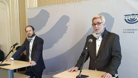 Tim Streckel (l.) und Hans-Ulrich Schmidt, Übergangsgeschäftsführer des Bergmann-Klinikums