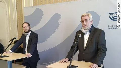 Tim Streckel (l.) und Hans-Ulrich Schmidt, Übergangsgeschäftsführer des Bergmann-Klinikums