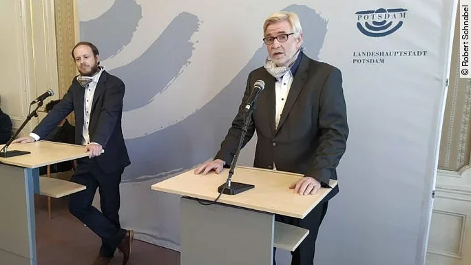 Tim Streckel (l.) und Hans-Ulrich Schmidt, Übergangsgeschäftsführer des Bergmann-Klinikums