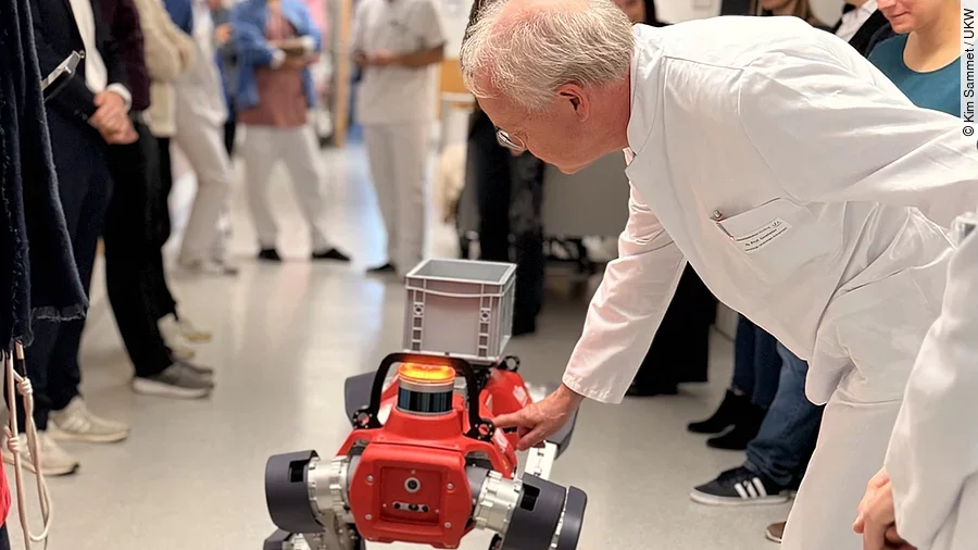 Prof. Matthias Goebeler mit Roboter Helia
