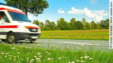 Krankenwagen Ein Krankenwagen fährt schnell über eine Landstraße.