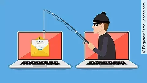 Zwei Laptops, die nebeneinander stehen. Auf dem rechten Display erscheint eine Figut in Räuber-Kleidung, die aus dem linken Bildschirm Daten aus einem Ordner angelt.