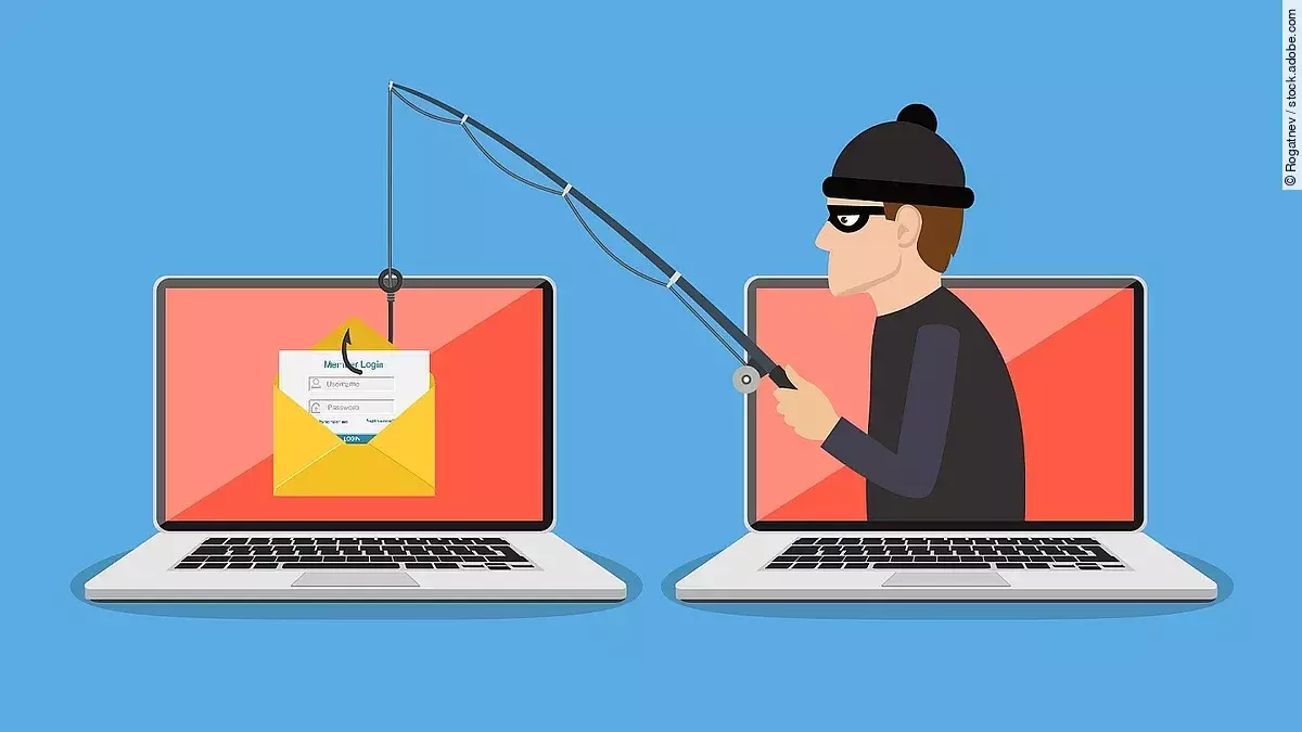 Cyberangriff Zwei Laptops, die nebeneinander stehen. Auf dem rechten Display erscheint eine Figut in Räuber-Kleidung, die aus dem linken Bildschirm Daten aus einem Ordner angelt.