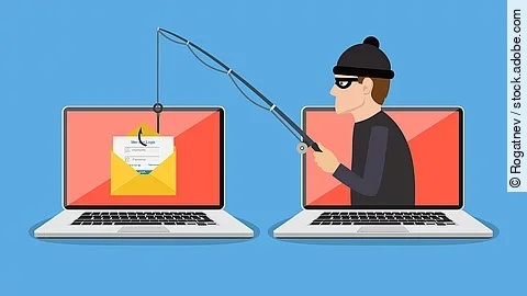 Zwei Laptops, die nebeneinander stehen. Auf dem rechten Display erscheint eine Figut in Räuber-Kleidung, die aus dem linken Bildschirm Daten aus einem Ordner angelt.