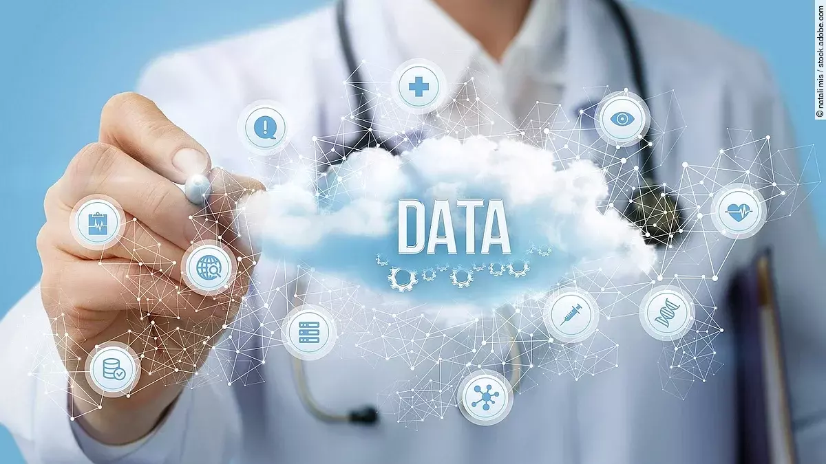 Das Wort "Data" steht in einer Wolke. Ringsherum schweben kleinere Icons, z.B. eine Spritze, eine Sprechblase, ein Klemmbrett und ein Internetbrowser. Im Hintergrund ist eine Person in Arztkittel mit einem Stethoskop um den Hals zu sehen.