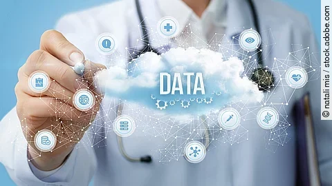 Das Wort "Data" steht in einer Wolke. Ringsherum schweben kleinere Icons, z.B. eine Spritze, eine Sprechblase, ein Klemmbrett und ein Internetbrowser. Im Hintergrund ist eine Person in Arztkittel mit einem Stethoskop um den Hals zu sehen.
