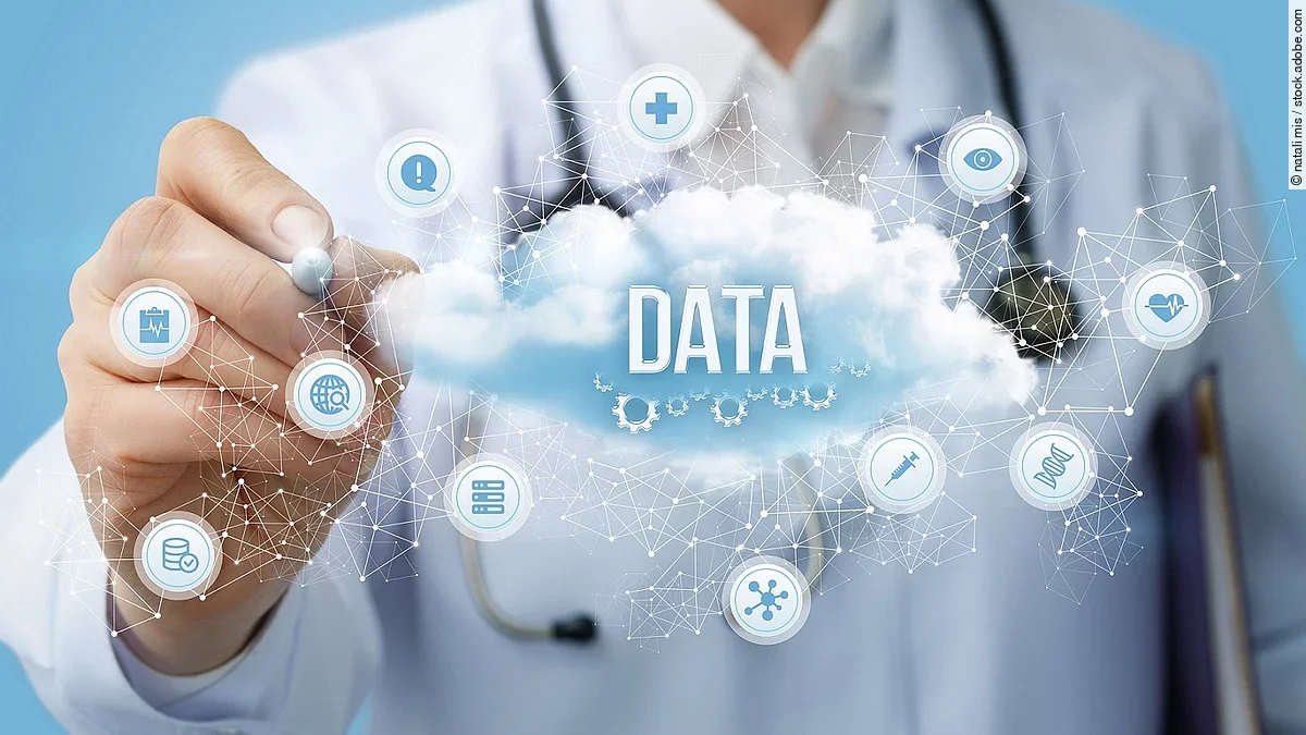 Das Wort "Data" steht in einer Wolke. Ringsherum schweben kleinere Icons, z.B. eine Spritze, eine Sprechblase, ein Klemmbrett und ein Internetbrowser. Im Hintergrund ist eine Person in Arztkittel mit einem Stethoskop um den Hals zu sehen.