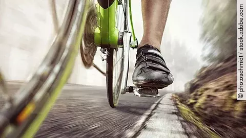 Füße eines Rennrad-Fahrers auf dem Fahrrad-Pedal