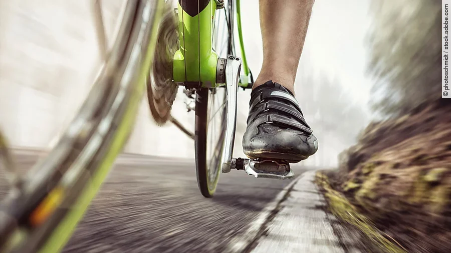 Fahrrad Füße eines Rennrad-Fahrers auf dem Fahrrad-Pedal