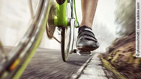 Füße eines Rennrad-Fahrers auf dem Fahrrad-Pedal