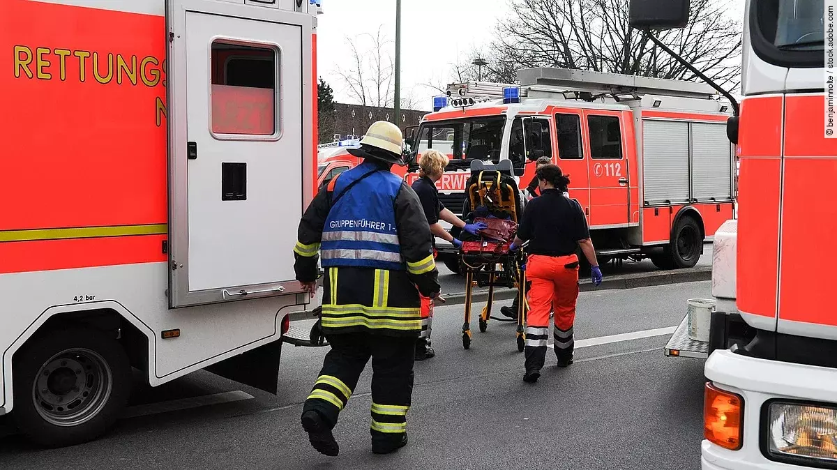 Feuerwehr Einsatz von Feuerwehr und Rettungsdienst auf der Straße