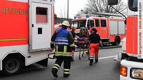 Feuerwehr Einsatz von Feuerwehr und Rettungsdienst auf der Straße