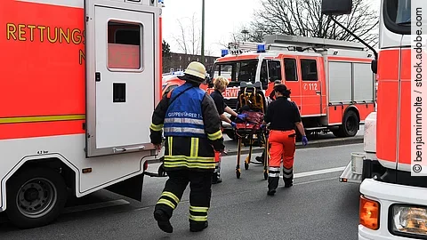 Einsatz von Feuerwehr und Rettungsdienst auf der Straße