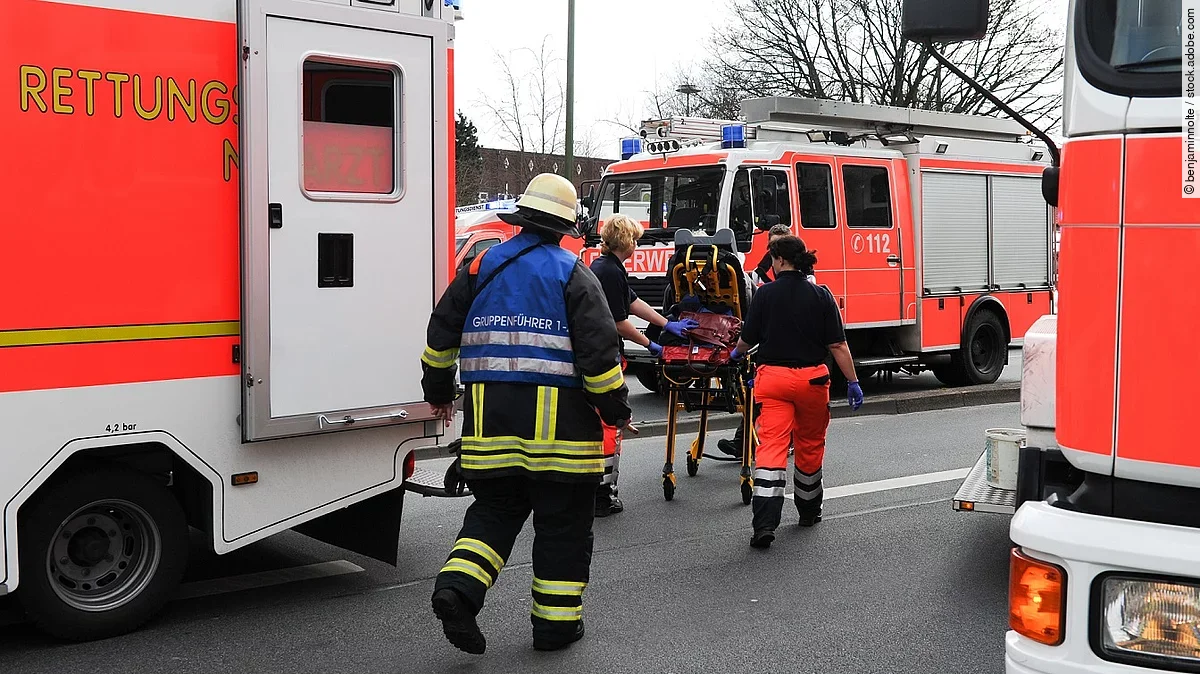 Feuerwehr Einsatz von Feuerwehr und Rettungsdienst auf der Straße