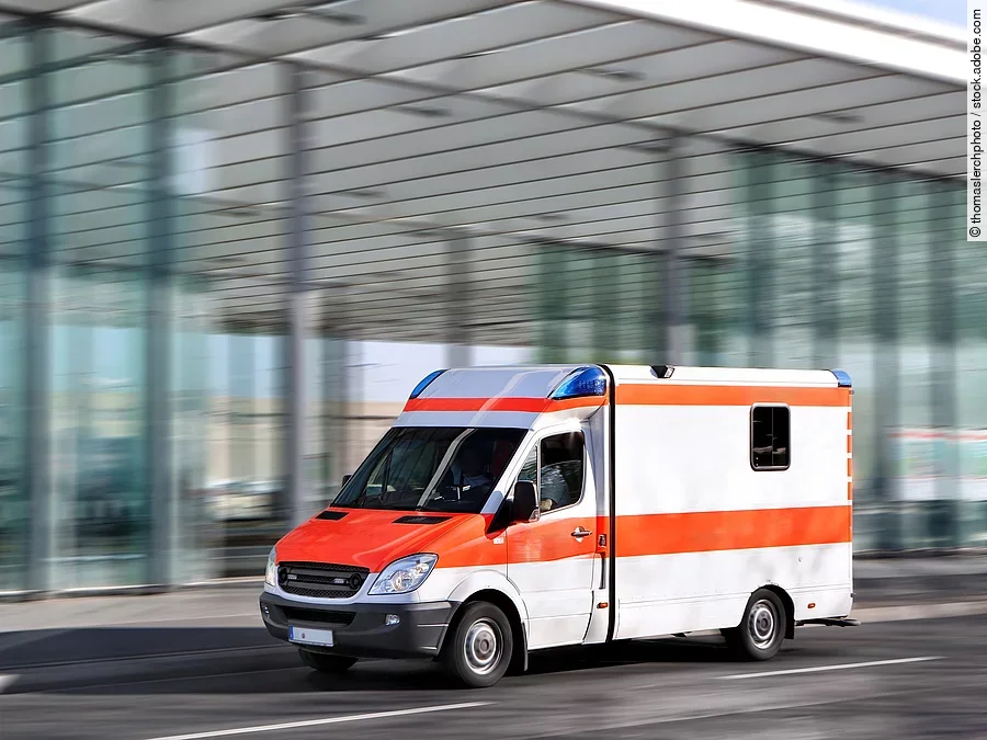 Rettungswagen Ein fahrender Rettungswagen.