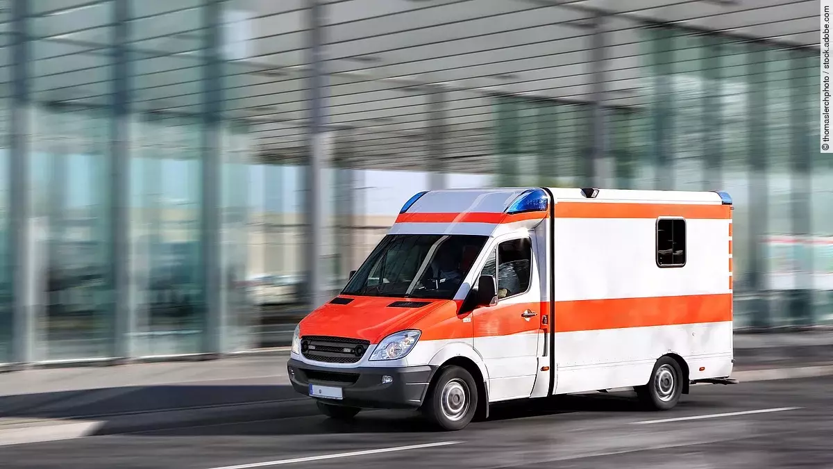 Ein fahrender Rettungswagen.