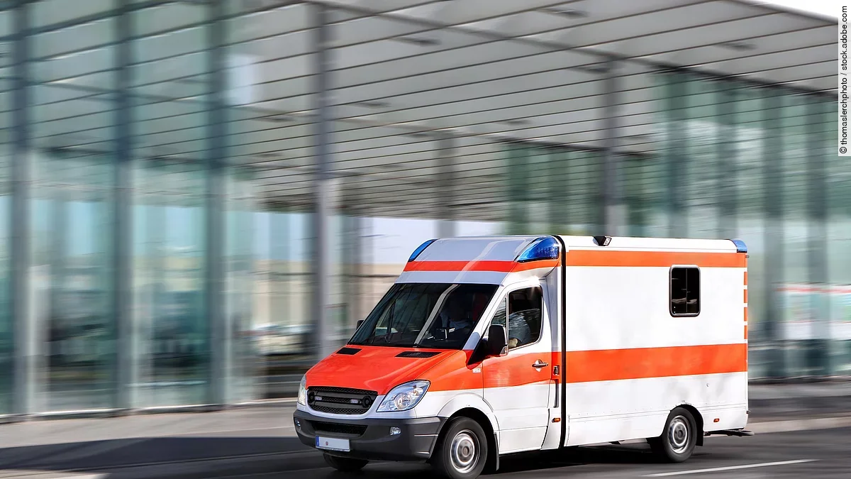 Ein fahrender Rettungswagen.