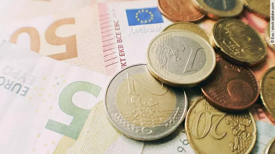 Euro-Scheine und Münzen