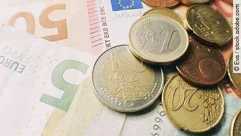 Geld Euro-Scheine und Münzen