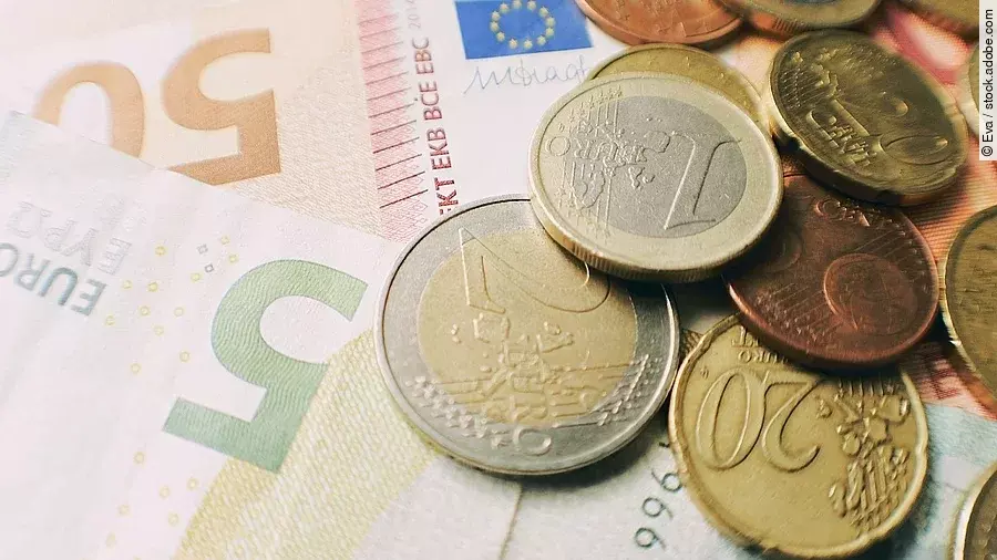 Euro-Scheine und Münzen