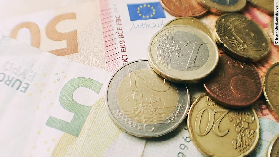 Geld Euro-Scheine und Münzen