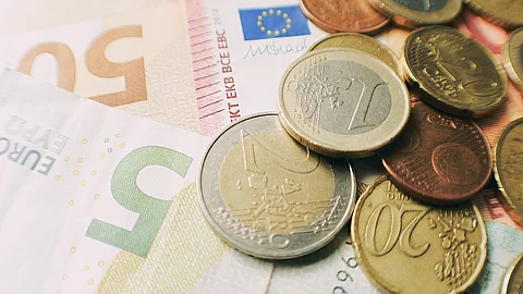 Geld Euro-Scheine und Münzen