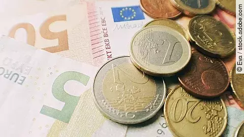 Euro-Scheine und Münzen