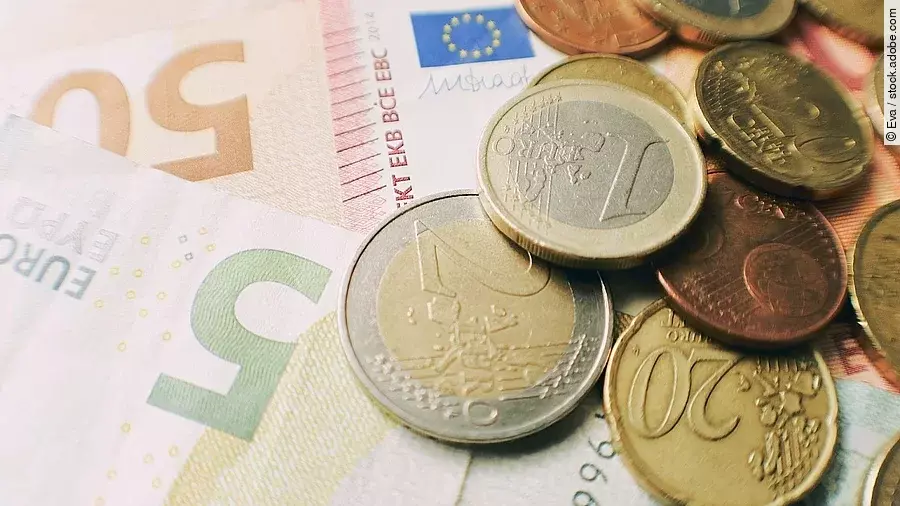 Euro-Scheine und Münzen