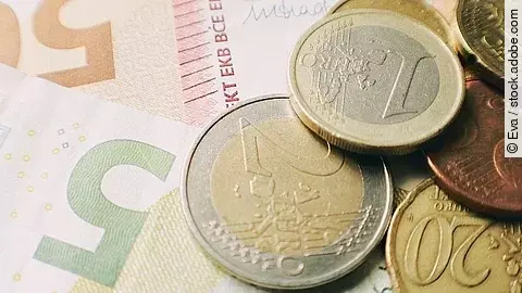 Geld Euro-Scheine und Münzen
