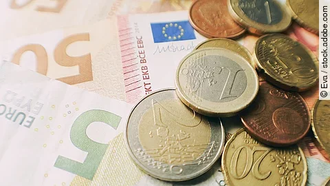 Geld Euro-Scheine und Münzen