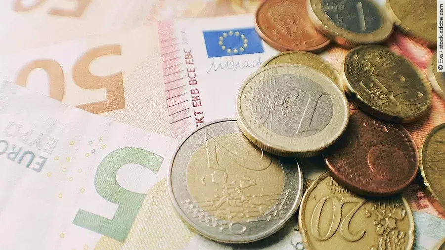 Euro-Scheine und Münzen